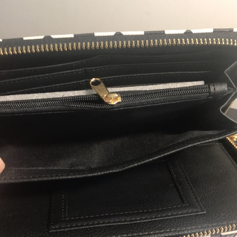 Betsey Johnson, Black with White Skull Heads Wallet - Picture 5 of 7